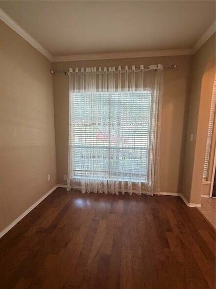 Building Photo - 11490 La Grange Dr
