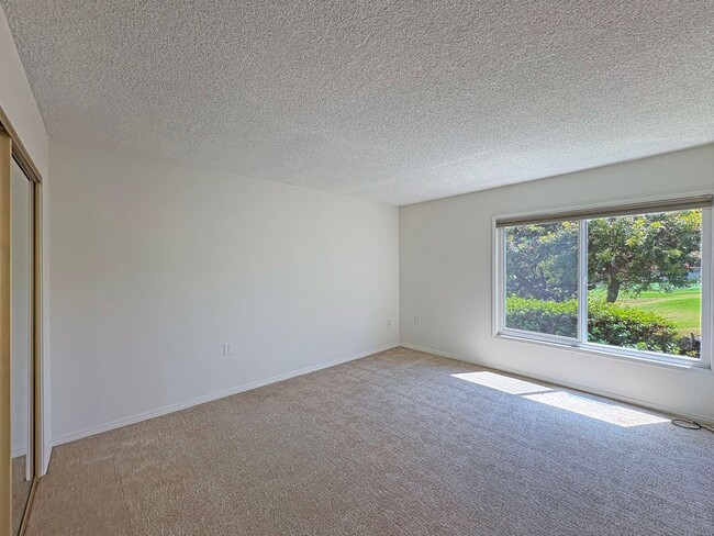 Building Photo - Spacious 2B/2.5BA Townhome w/ Stunning Vie...