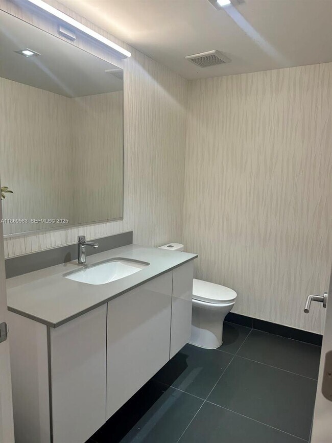 Building Photo - 1600 NE 1st Ave