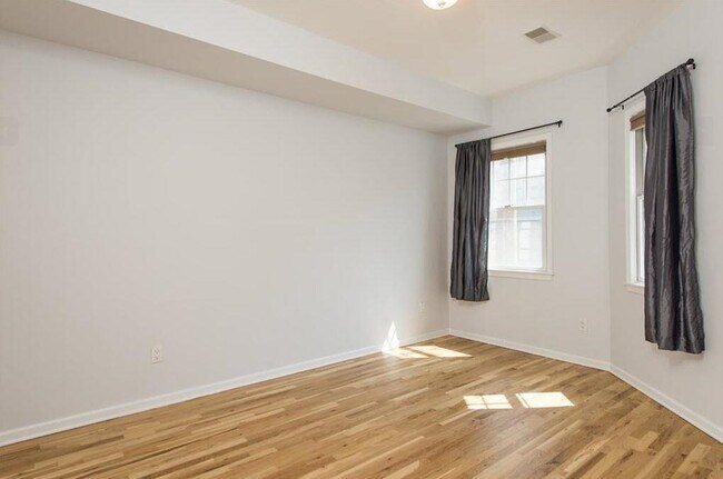 Building Photo - 108 Monroe St