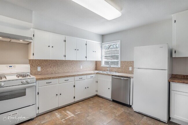 Building Photo - "Charming 3-Bedroom Retreat in Benton - Cozy 980 Sq Ft Home Awaits!"