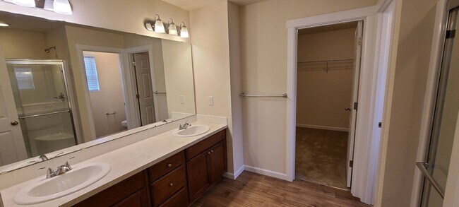Building Photo - Gorgeous 3- bedroom 2.5 bathroom Port Orch...