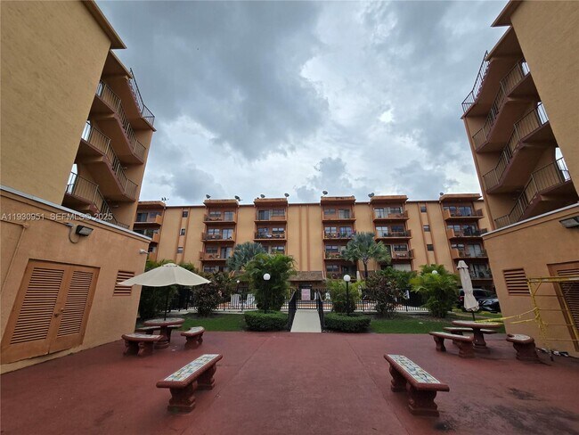 Building Photo - 1800 W 54th St