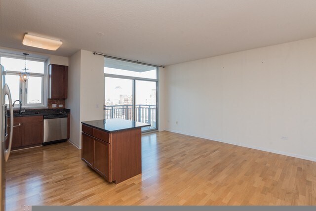Building Photo - 1134 W Granville Ave