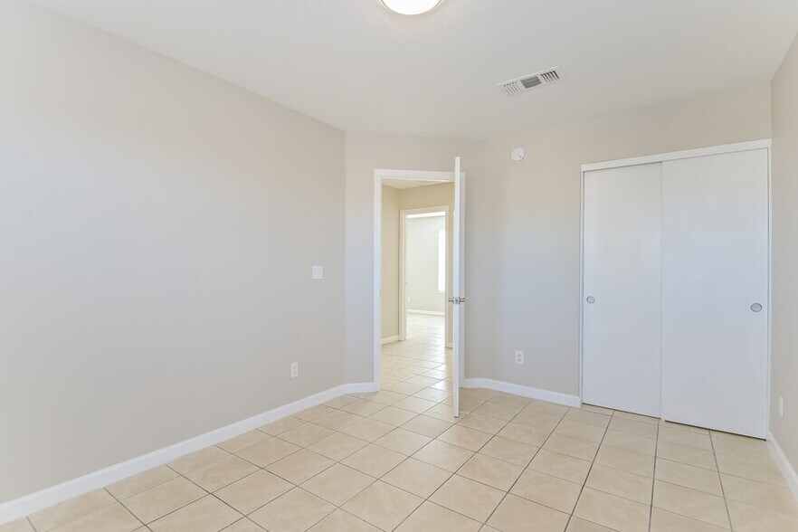 Building Photo - 1552 E Maryland Pl