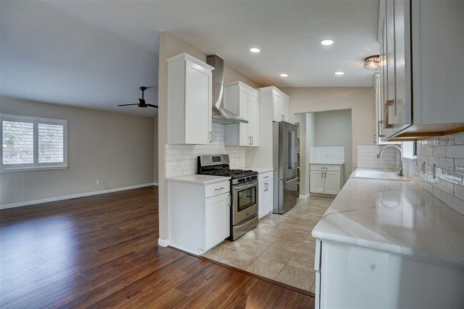 Building Photo - 3 bedroom, 2 bathroom home in Forest Hylands!