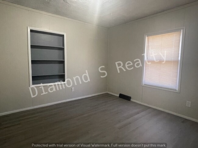 Building Photo - Spacious 2 Bedroom Home - Fenced Yard!
