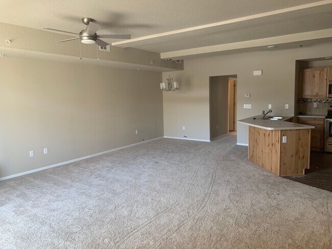 Building Photo - 2 WEEKS FREE! Spacious Townhome!