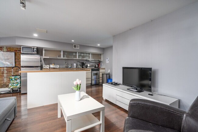 Building Photo - 2452 1/2 18th St NW