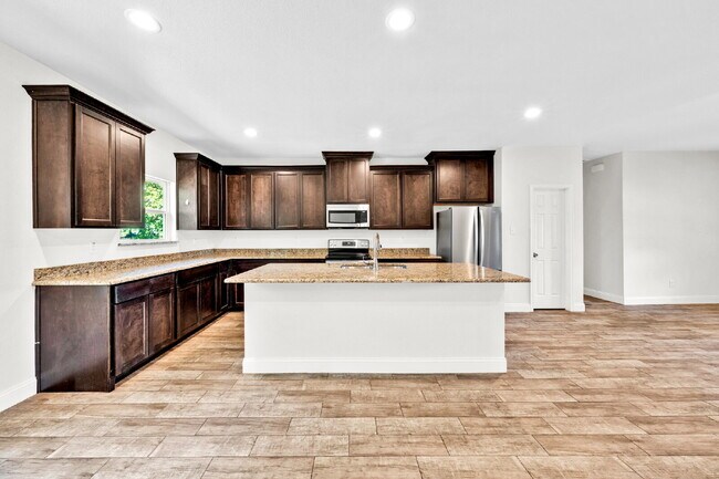 Building Photo - "Charming 3-Bed, 2-Bath Greenville Home with Elegant Granite Countertops!"