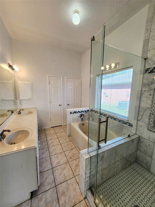 Building Photo - 14335 Berrington Dr