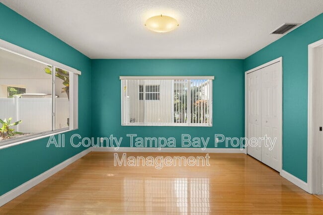 Building Photo - 2725 N Myrtle Ave