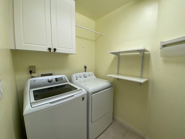 Building Photo - Desirable 5br3 car garage executive home b...
