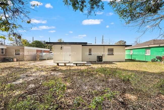 Building Photo - Newly Renovated 3 Bedroom Single-Family Home with Modern Finishes
