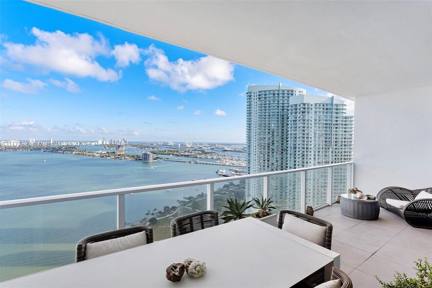 Primary Photo - 2020 N Bayshore Dr