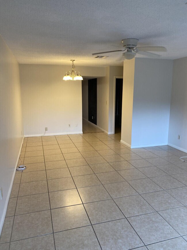Building Photo - 201 Castlewood Dr