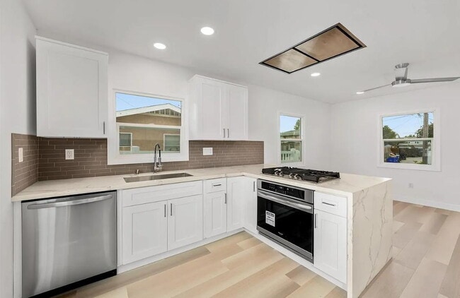 Building Photo - "Chic Beachside Living: 1-Bedroom Retreat ...