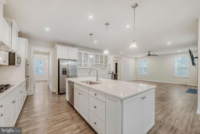 Building Photo - 6425 Greenleigh Ave