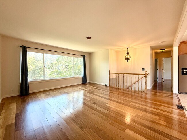 Building Photo - Gorgeously Updated 4-Bed/3-Bath Home & Ent...