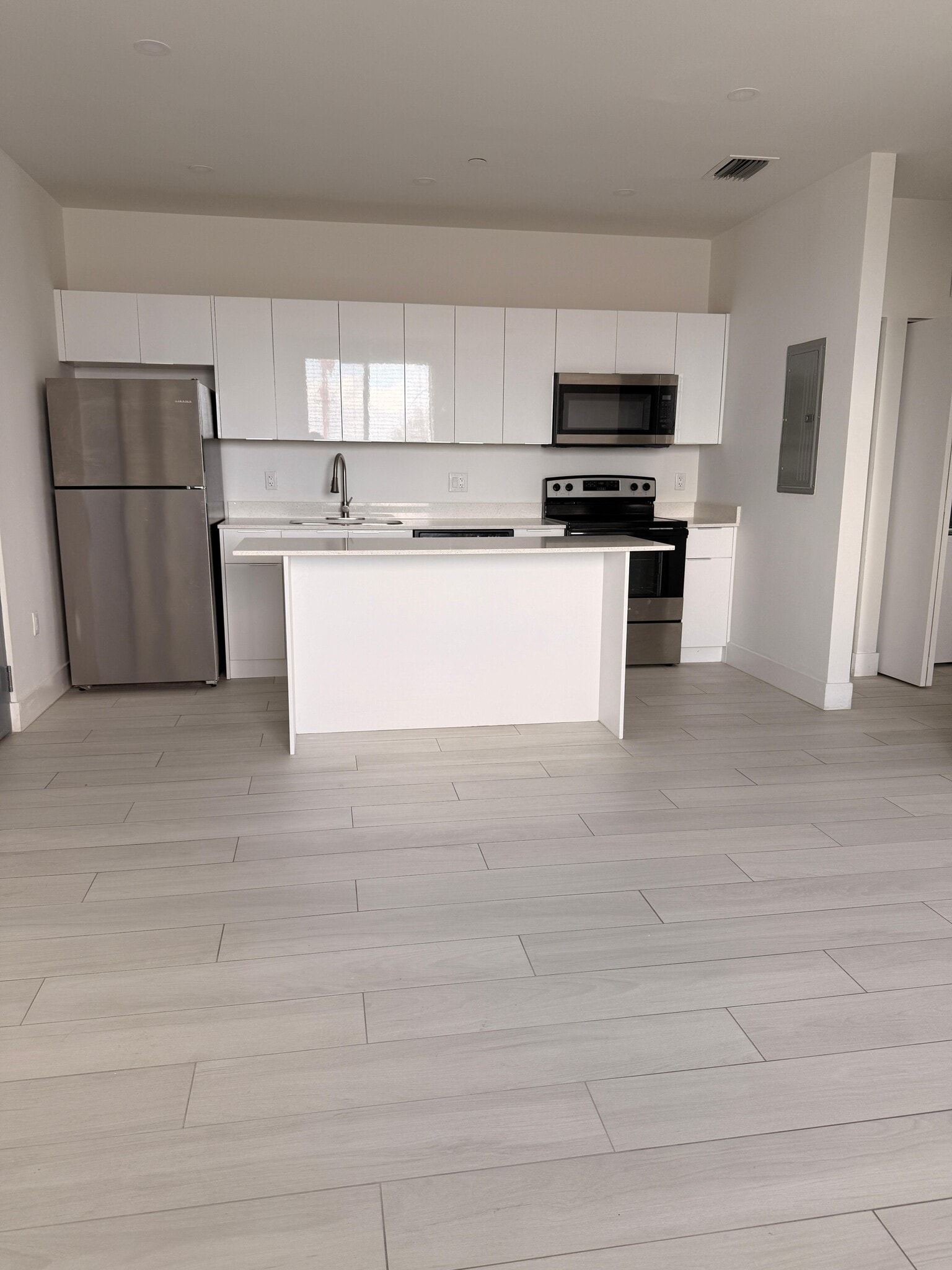 Building Photo - 765 E 20th St