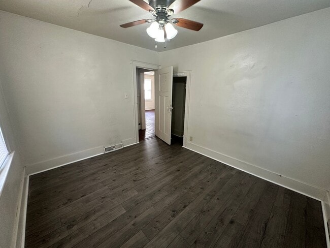 Building Photo - $950 - 2 Bed 1 Bath Home