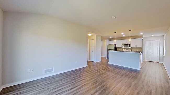 Building Photo - Like New Condo Style Upper 3 Bedroom 2 Bathroom plus Den Apartment is Available