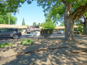 Building Photo - Rent Special: 1/2 Off June's Rent!! 2-bedroom Single Level Apartment