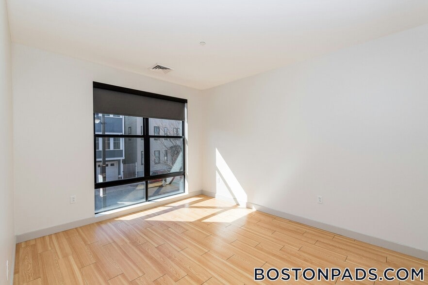 Building Photo - 320 D St