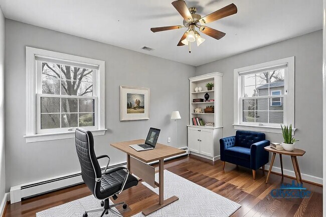 Building Photo - ADORABLE BUNGALOW IN LAKESIDE