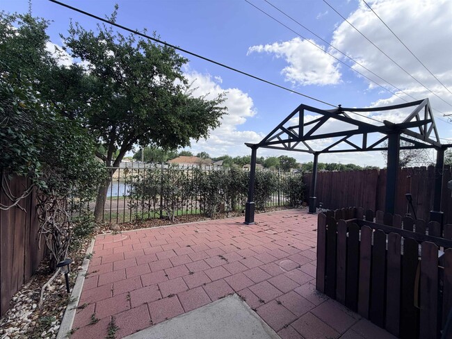 Building Photo - 2445 Monarch Dr