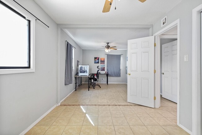 Building Photo - Roomy 3 Bedroom Home with a Fireplace