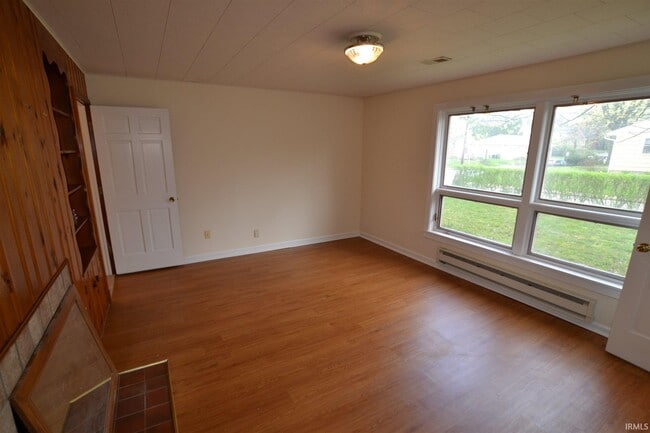 Building Photo - 830 S Woodlawn Ave