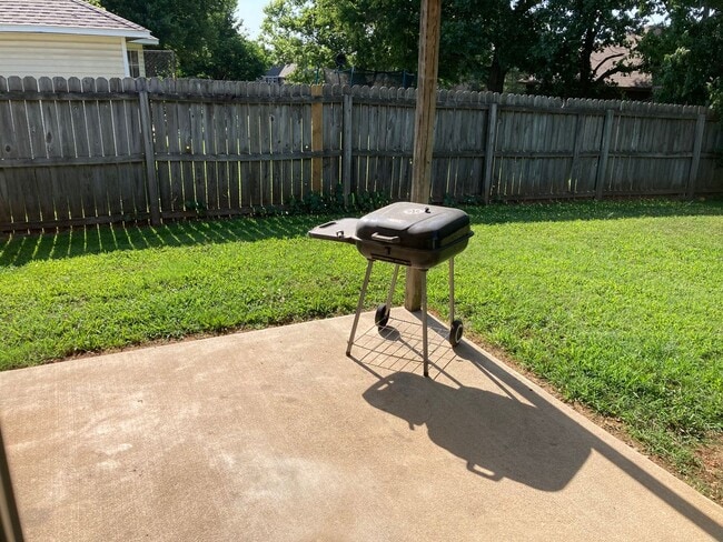 Building Photo - PRE-LEASING 3 Bedroom 2 Bath Extremely close to Wedington Exit !