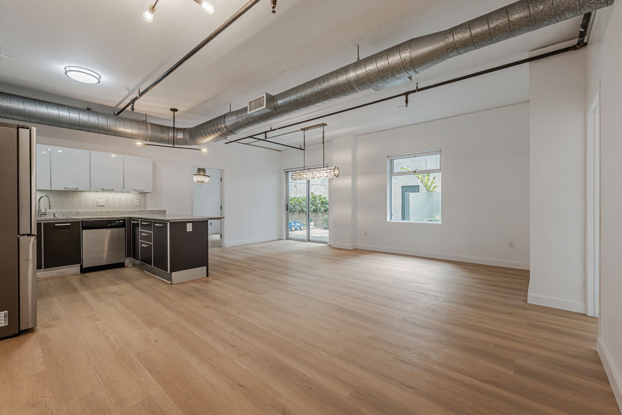 Building Photo - 645 W 9th St