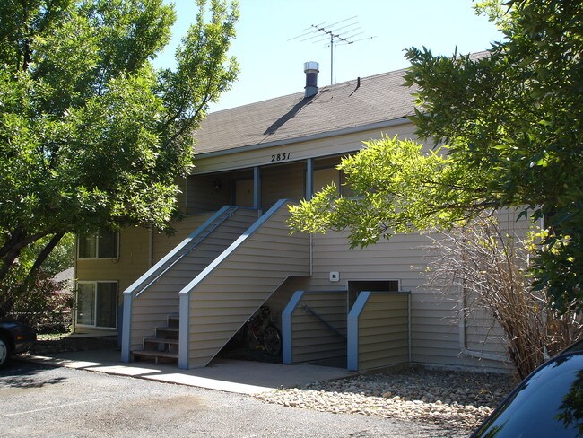 Building Photo - 2831 Somerville Dr