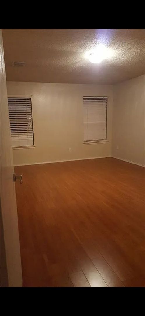 Building Photo - Move In Ready