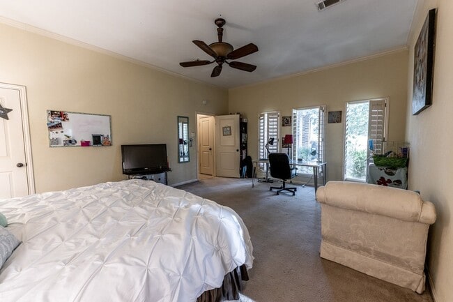 Building Photo - 422 River Oaks Dr