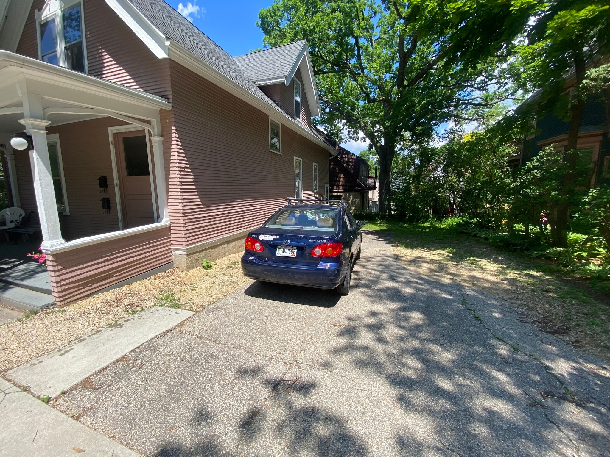Free parking included - 1938 Kendall Ave