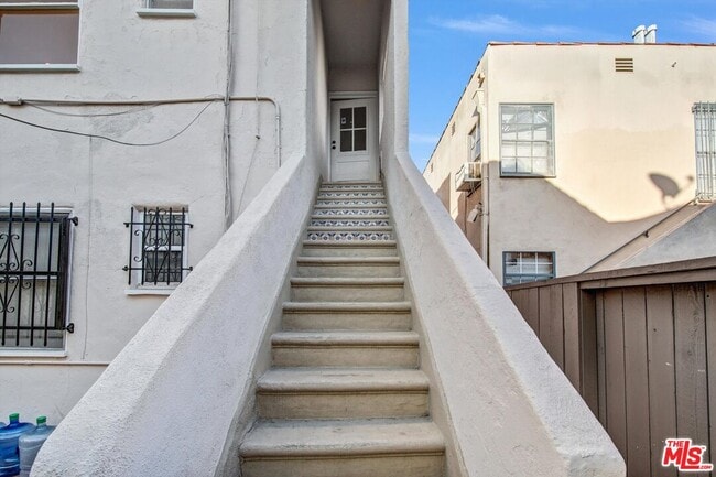 Building Photo - 207 S Reeves Dr