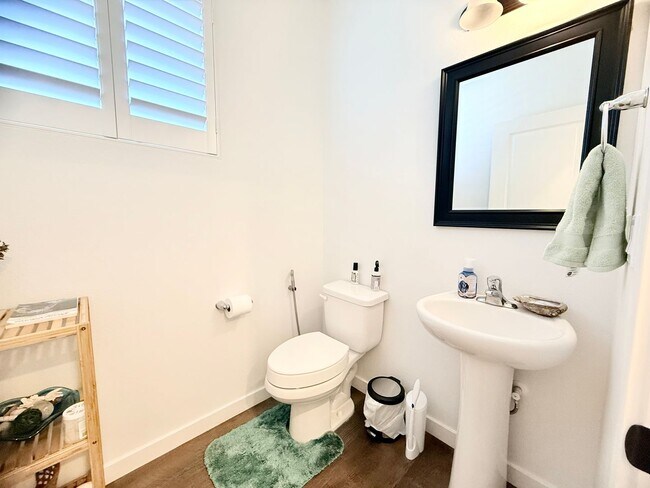 Building Photo - Updated 4 Bedroom Home with Stunning Private Backyard