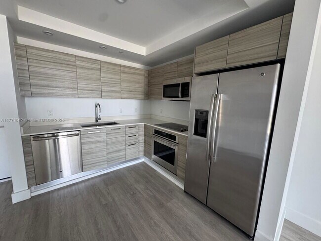 Building Photo - 121 NE 34th St