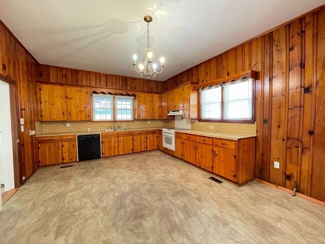 Building Photo - Huge Vintage Home in South Hill