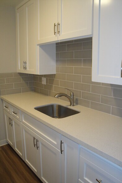 Building Photo - 2327 Pauline Dr
