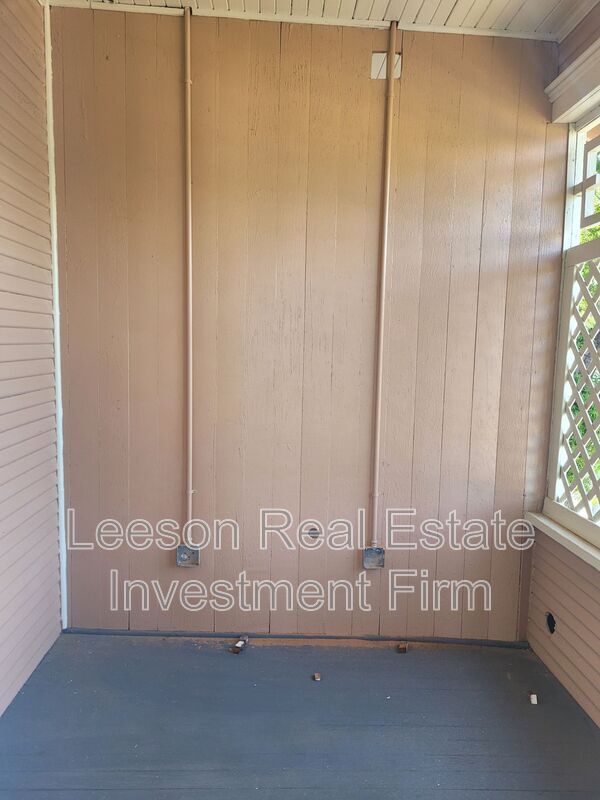 Building Photo - 310 Kings Hwy