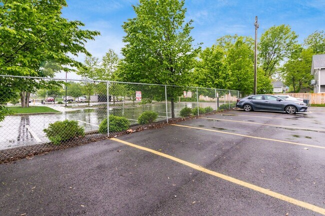 Building Photo - Fully renovated...extra half bath...laundr...