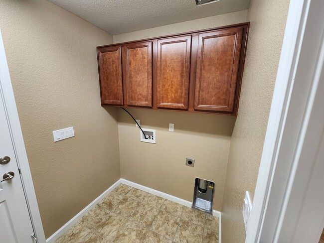 Building Photo - 4 Bedroom Home with 3 Car Garage in Dayton-Riverpark