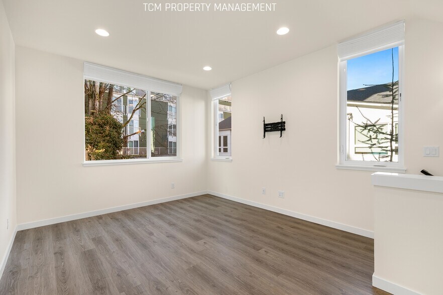 Building Photo - 2024E NE 85th St