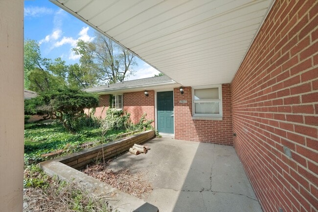 Building Photo - 2 bedroom 1 bathroom Duplex FOR RENT (subl...