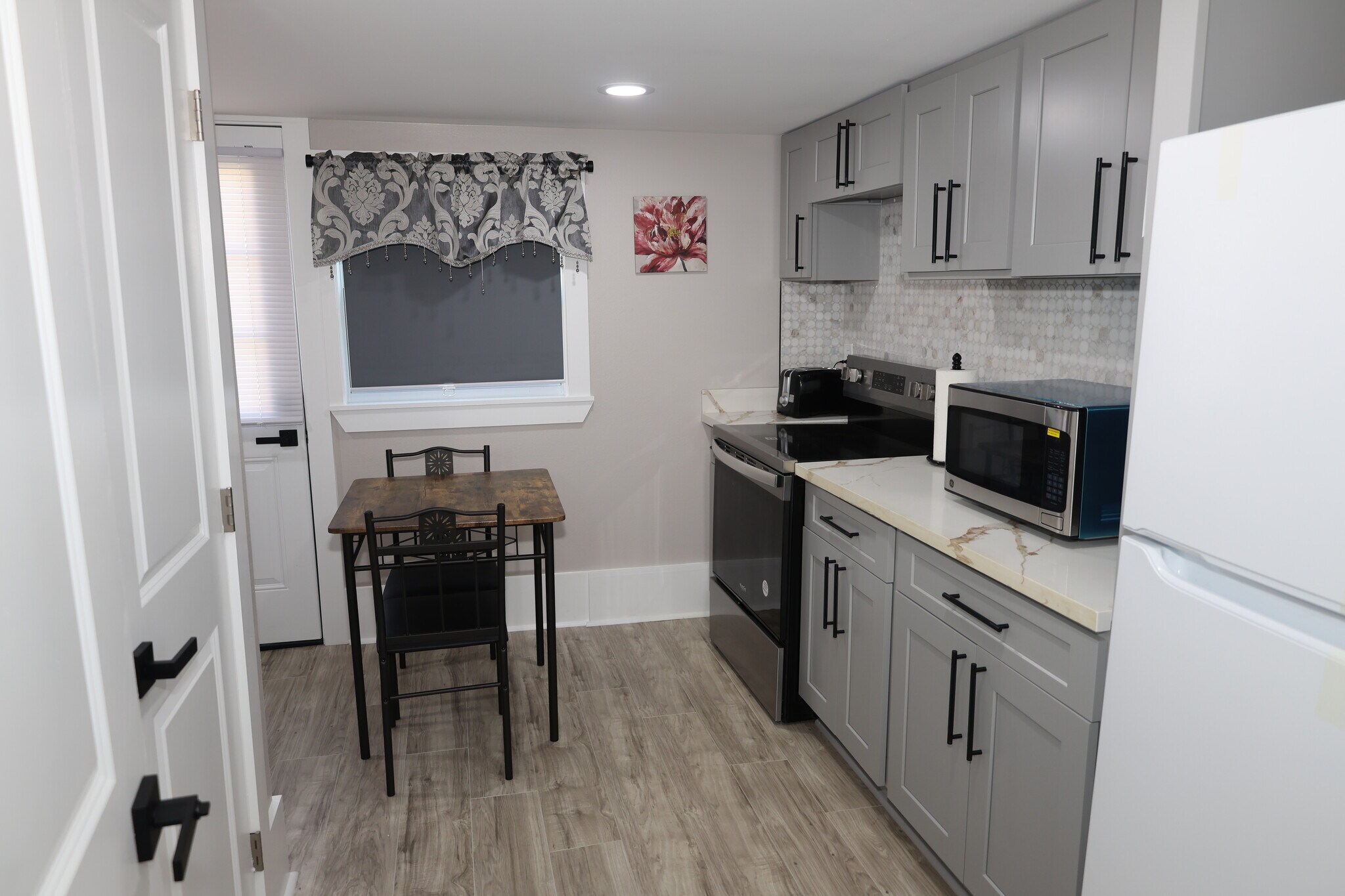 The kitchen area. - 4119 Lasalle St