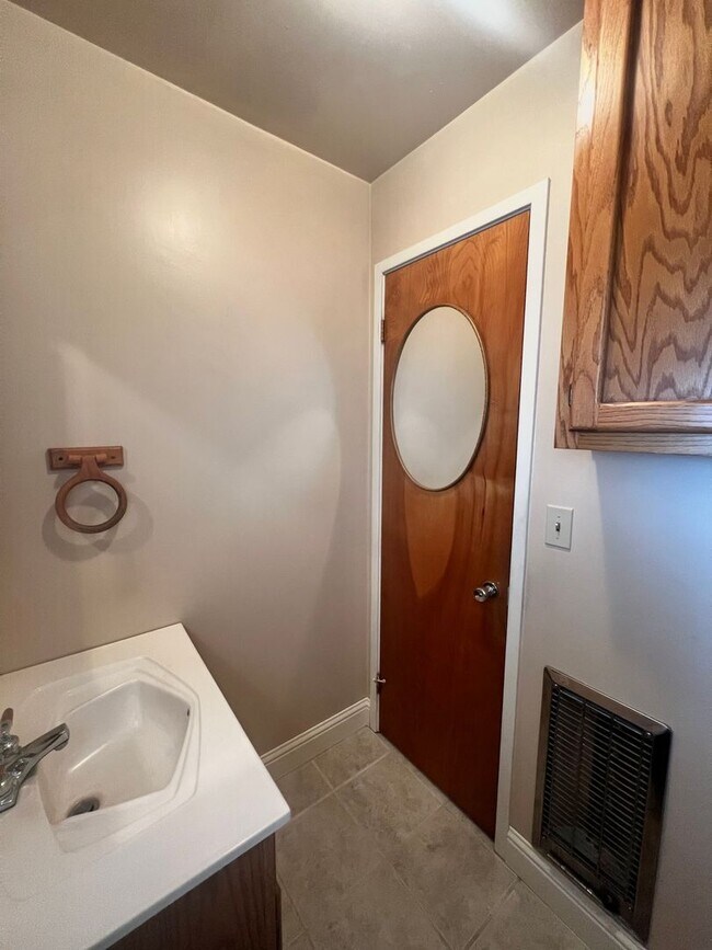 Building Photo - 3 Bedroom, 2.5 Bath House